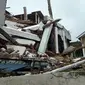 Penduduk desa memeriksa rumah mereka yang rusak setelah gempa magnitudo 5,1  di Sukabumi, Jawa Barat (10/3/2020). Menurut BMKG pusat gempa berada pada koordinat 6.81 LS dan 106.66 BT. (AFP/Handout/BNPB)