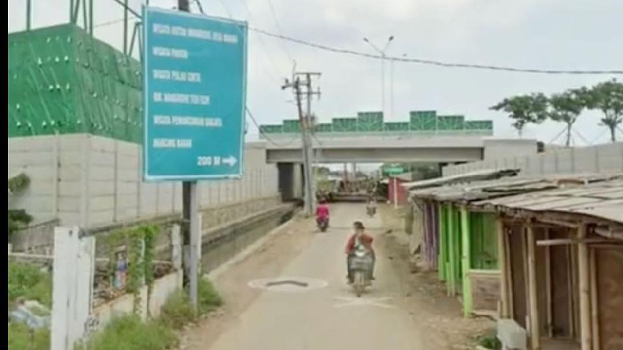 Kondisi serupa juga dialami penduduk Desa Muara. Di sana warga juga harus berhadapan tembok tinggi. Dampaknya angin tidak masuk ke pemukiman warga.