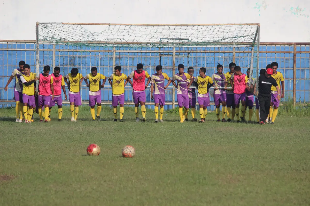 Persiba Balikpapan mewaspadai pergerakan Didier Zakora pada duel versus Semen Padang, Senin (29/5/2017). 