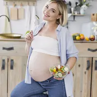 pregant women eating/copyright freepk/freepik