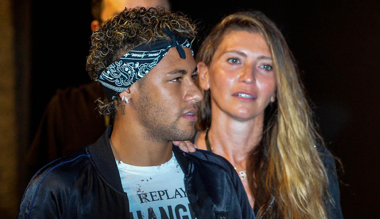 Striker Barcelona, Neymar Jr, menghadiri acara fashion di Shanghai, China, Senin (31/7/2017). Masa depan pemain asal Brasil tersebut masih teka teki setelah PSG tertarik memboyongnya dari Barcelona. (AFP/Chandan Khanna)