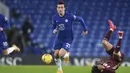 Bek Chelsea, Ben Chilwell mengiring bola saat bertanding mleawan Leeds United pada pertandingan lanjutan Liga Inggris di Stamford Bridge di London, Inggris, Minggu (6/12/2020). Chelsea menang 3-1 atas Leeds United. (Daniel Leal-Olivas/Pool via AP)