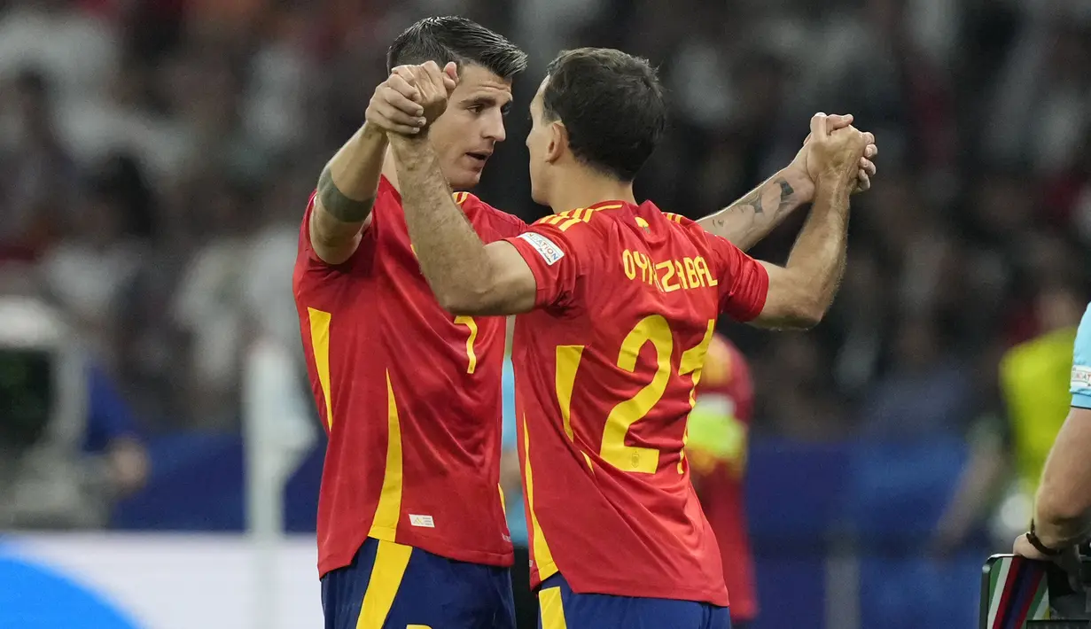 Gelandang Timnas Spanyol, Mikel Oyarzabal (kanan) memasuki lapangan menggantikan rekannya, Alvaro Morata pada laga final Euro 2024 menghadapi Timnas Inggris di Olympiastadion, Berlin, Jerman, Minggu (14/7/2024). (AP Photo/Frank Augstein)