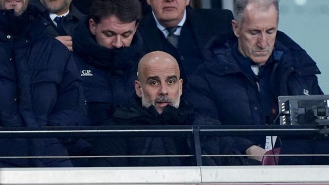 Foto: Momen Pep Guardiola Beri Arahan Lewat Sambungan Telepon dari Tribun Penonton, City Tertahan di Markas West Ham