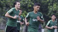 Pemain Timnas Indonesia U-23, Ezra Walian, melakukan pemanasan saat latihan di Lapangan ABC, Jakarta, Kamis (14/3). Latihan ini merupakan persiapan jelang Kualifikasi Piala AFC U-23. (Bola.com/Vitalis Yogi Trisna)