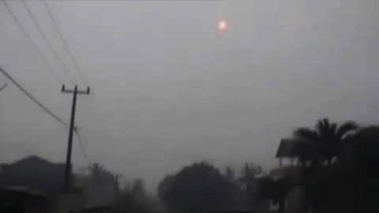 Selimut Asap Jambi Menebal, Matahari Seakan Bulan Merah