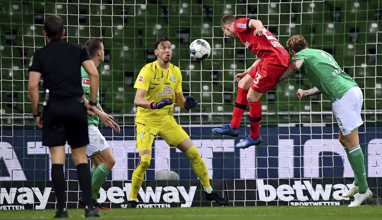 Pemain Bayer Leverkusen, Mitchell Weiser, mencetak gol ke gawang Werder Bremen pada laga Bundesliga di Weserstadion, Bremen, Senin (18/5/2020). Bayer Leverkusen menang 4-1 atas Werder Bremen. (AP/Stuart Franklin)
