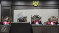 Terdakwa OC Kaligis saat jalani sidang pembacaan vonis di pengadilan Tipikor, Jakarta, (17/12). Kaligis terbukti menyuap majelis hakim dan penitera PTUN di Medan sebesar 27 ribu dolar AS dan 5 ribu dolar Singapura. (Liputan6.com/Helmi Afandi)
