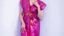 Rina Nose tampil effortless dress blink dan belt batik merah. Headpiece berbulu lengkapi tampilan etnik Rina Nose [@rinanose16]