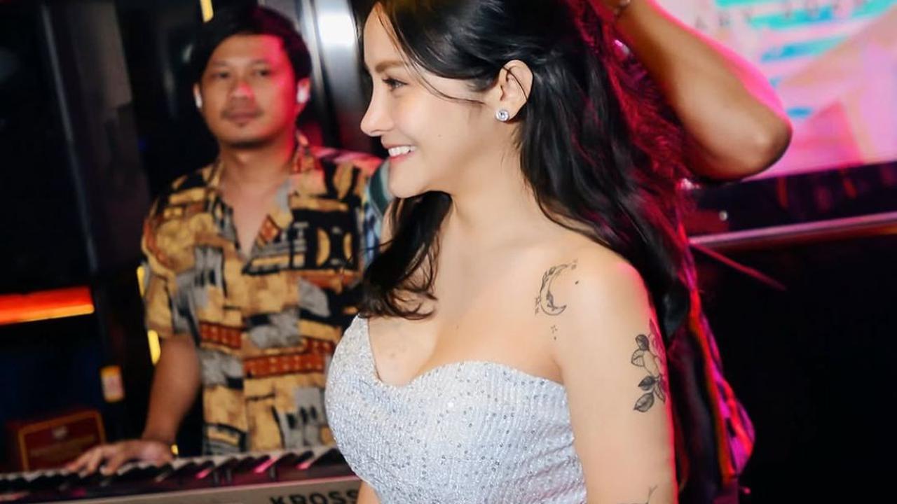 7 Potret Mawar AFI Tampil Memesona di Atas Panggung, Auranya Disebut Awet Muda