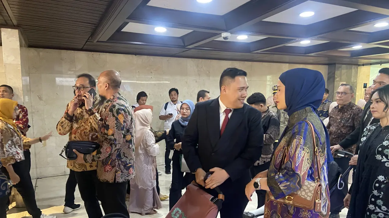 Para anggota DPR terpilih sudah hadir dan memadati Gedung Parlemen Senayan Jakarta. Mereka turut mengajak para kerabat dan sanak saudara dari desa. (Radityo).