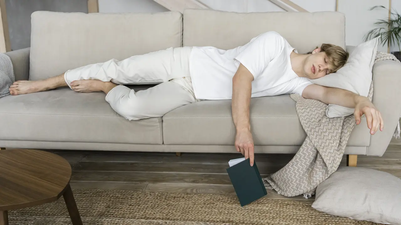 Ilustrasi tidur di sofa, bermimpi