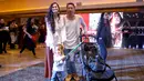Ringgo Agus Rahman dan Sabai Morscheck serta buah hatinya, Bjorka Dieter Morscheck saat hadir dalam gala premiere film Star Wars: The Last Jedi di Kelapa Gading, Jakarta Utara, Selasa (12/11/2017). (Nurwahyunan/Bintang.com)