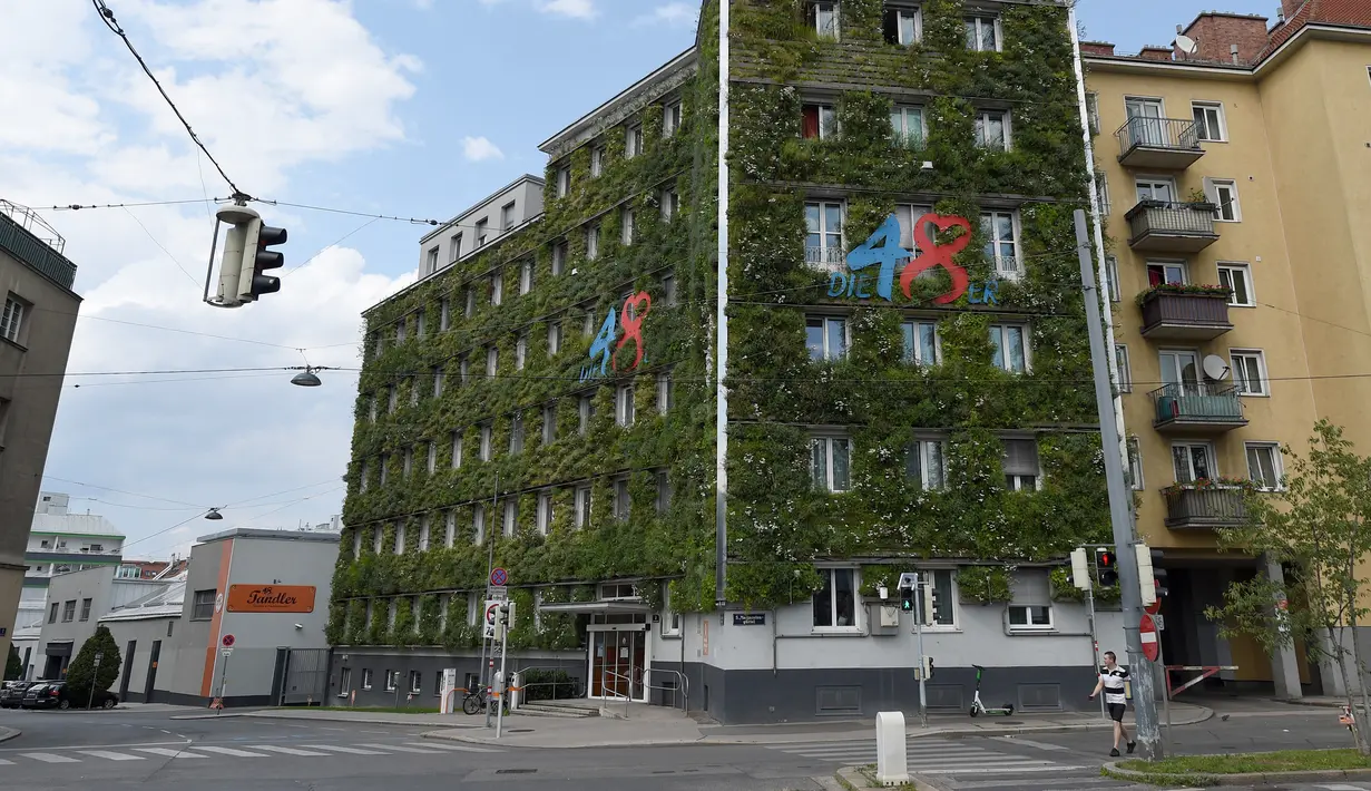 Bagian luar gedung kantor pusat MA 48 di Wina, Austria, 22 Juli 2020. Fasad kantor pusat MA 48 dilapisi tanaman hijau, yang memiliki efek positif seperti membentuk iklim mikro, melindungi rangka bangunan dari hujan dan tumpukan kotoran, melindungi dari kebisingan, dan menyejukkan. (Xinhua/Guo Chen)