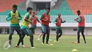 Pemain menjalani latihan dalam proses seleksi Timnas Indonesia gelombang kedua di Stadion Pakansari, Cibinong, Bogor, Jawa Barat, Selasa (16/8). Seleksi dilakukan untuk memilih pemain yang akan bermain di Piala AFF 2016. (Liputan6.com/Immanuel Antonius)