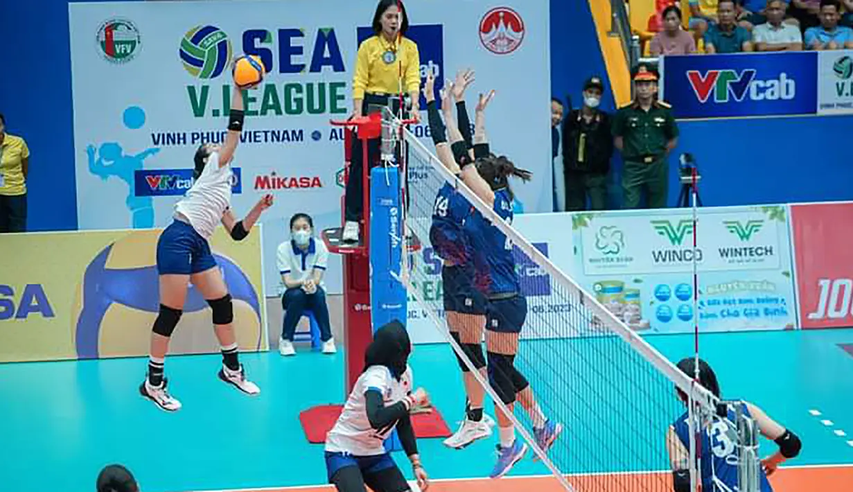 <p>Pemain Timnas bola voli putri Indonesia, Ratri Wulandari (kiri) berusaha menyeberangkan bola saat menghadapi Vietnam pada laga putaran pertama SEA V League 2023 di Vinh Phuc Gymnasium, Hanoi, Vietnam, Sabtu (5/8/2023). Indonesia kalah 1-3 (20-25, 17-25, 25-23, 18-25) dari Vietnam. (Dok. SEA V League 2023)</p>