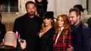 (kiri ke kanan) Ben Affleck, Jennifer Lopez, Jessica Chastain, dan Gian Luca Passi de Preposulo foto bersama saat menghadiri Ralph Lauren Spring 2023 Fashion Experience di The Huntington, Pasadena, California, Amerika Serikat, 13 Oktober 2022. Ben Affleck mengenakan jas wol hitam dengan celana panjang dan kemeja senada yang pas. (AP Photo/Chris Pizzello)