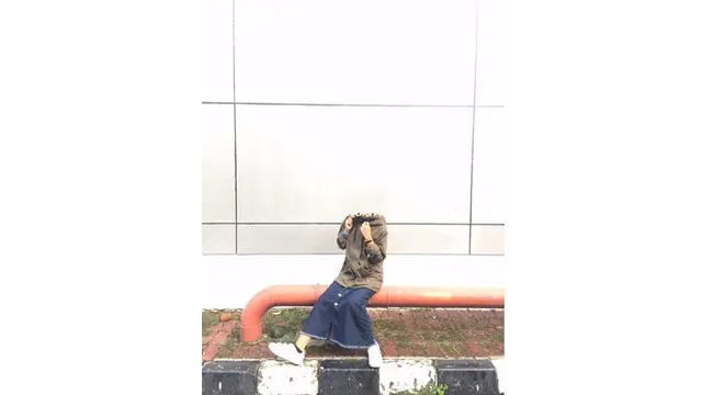 Wanita Ini Minta Fotonya Diedit Tidak Sendiri, 6 Hasilnya Kocak Banget