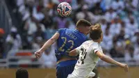Duel udara Dean Huijsen melawan Sergej Milinkovic-Savic di laga Real Madrid vs Al Hilal di Piala Dunia Antarklub 2025, Kamis (19/06/2025). (AP Photo/Lynne Sladky)