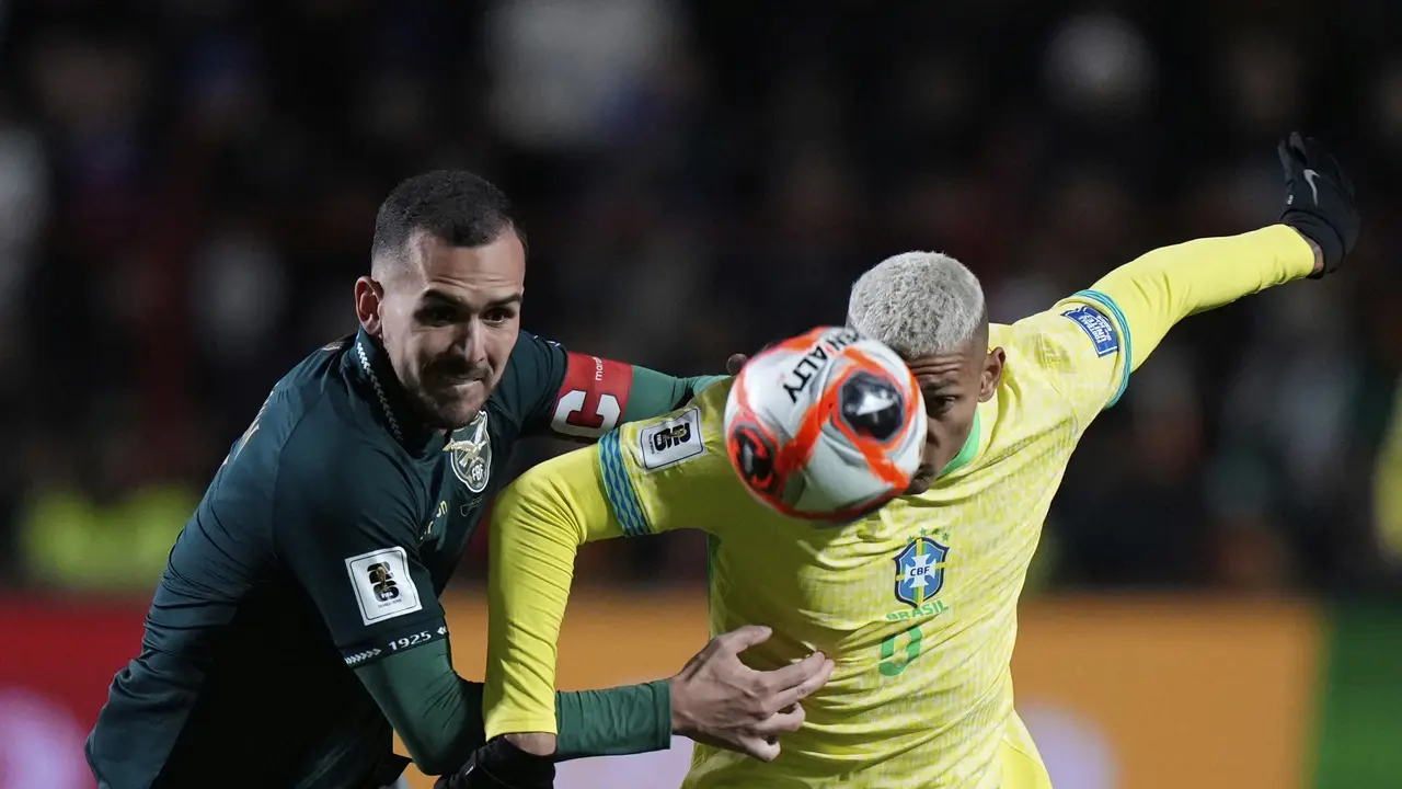 Richarlison dari Timnas Brasil (kanan) dan Luis Haquin dari Timnas Bolivia