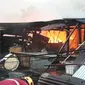 Petugas Diskar PB berusaha memadamkan kobaran api yang melanda Pasar Gedebage Bandung. (Dok. Diskar PB/Huyogo Simbolon)