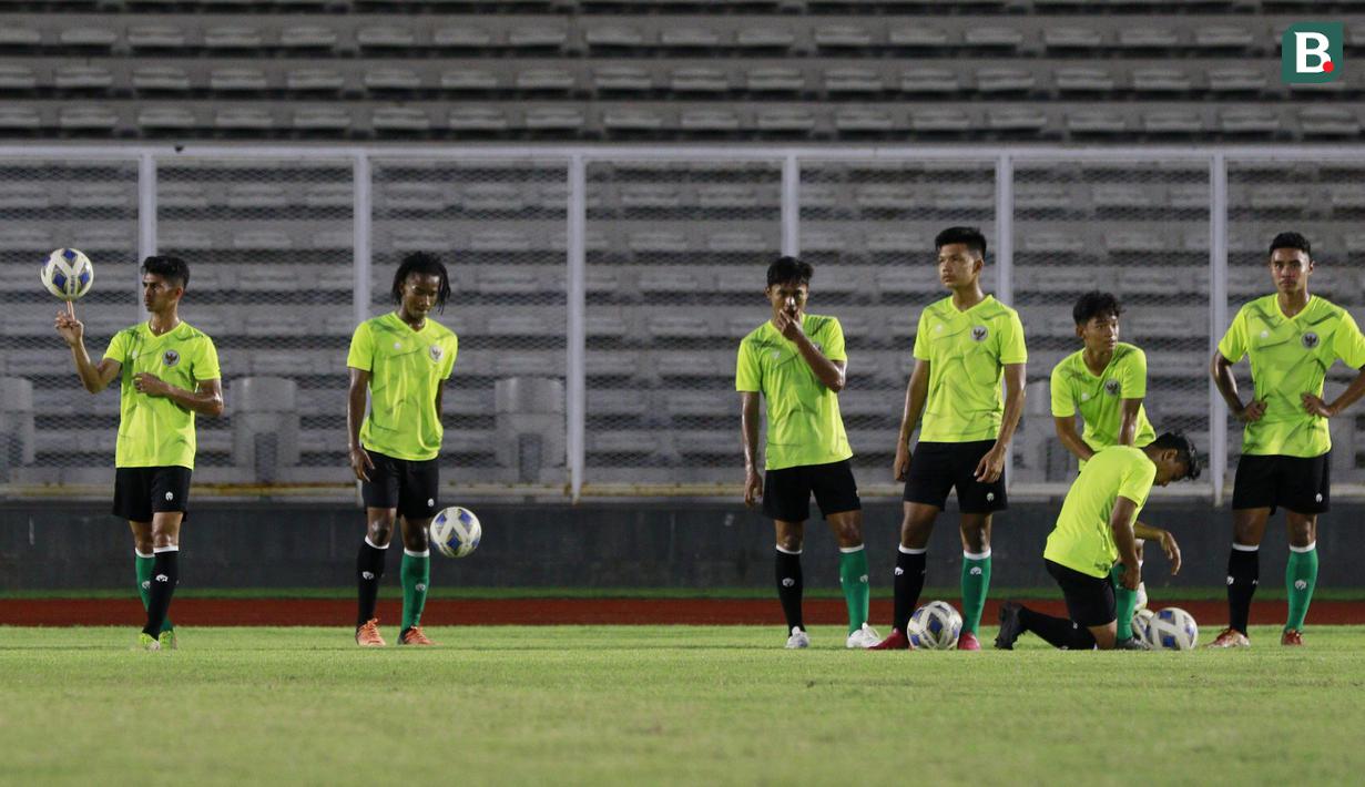 Pemain Timnas Indonesia U-19 melakukan latihan jelang Piala AFF U-19 2022 di Stadion Madya, Jakarta, Selasa (21/6/2022). (Bola.com/M Iqbal Ichsan)