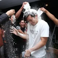 Kejutan ulang tahun Rizky Nazar tepat pukul 00.00 WIB berlangsung seru. Orang-orang terdekat dan para penggemarnya turut hadir memberikan kejutan. Dan yang lebih seru, Rizky mandi tepung tengah malam. (Bambang E.Ros/Bintang.com)