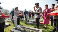 Kapolri Jenderal Listyo Sigit Prabowo beserta Pejabat Utama (PJU) Mabes Polri melakukan ziarah serta tabur bunga di Taman Makam Pahlawan (TMP) Kalibata, Jakarta Selatan.