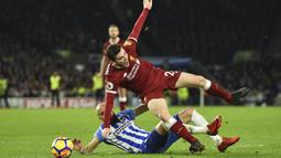 Pemain Brighton, Bruno Saltor (kiri) menghalangi pemain Liverpool, Andrew Robertson (kanan) pada laga Premier League pekan ke-15 di di American Express Community Stadium, Brighton, (2/12/2017). Liverpool menang telak 5-1. (AFP/Glyn Kirk)