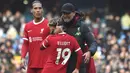 Selebrasi pelatih Liverpool bersama pemainnya, Harvey Elliott setelah bermain imbang 1-1 dengan Manchester City pada laga pekan ke-13 Liga Inggris 2023/2024 di Etihad Stadium, Manchester, Sabtu (25/11/2023). (AP Photo/Rui Vieira)