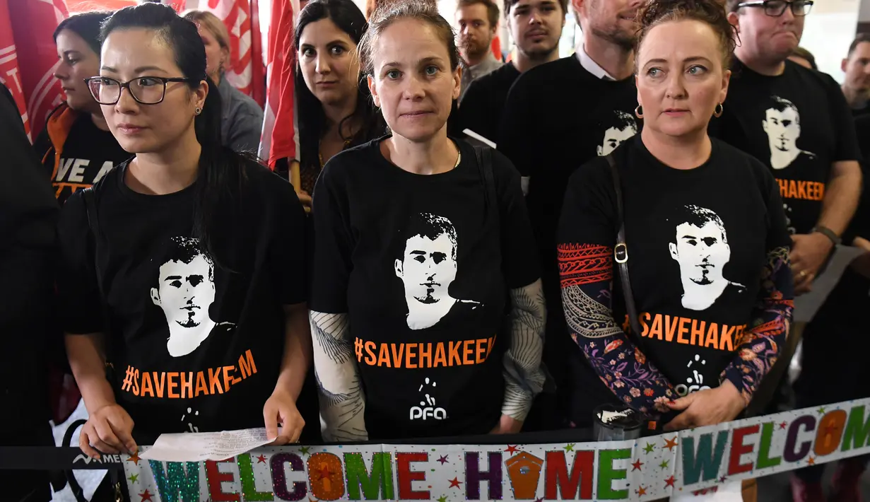 Pendukung menunggu kedatangan pemain sepakbola dan pengungsi Australia, Hakeem al-Araibi di bandara Melbourne, Selasa (12/2). Hakeem dibebaskan setelah Thailand menghentikan proses ekstradisinya karena tekanan internasional yang kuat. (WILLIAM WEST/AFP)