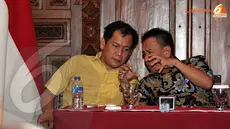 Dedi Gumelar dan Indra J Piliang tampak berdiskusi sebelum menjawab pertanyaan dari peserta di Rumah Pergerakan Indonesia (Liputan6.com/Helmi Fithriansyah)