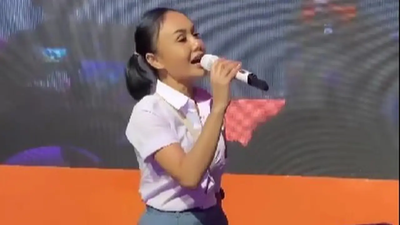 Yuni Shara di ulang tahun Ussy Sulistiawaty. (Instagram @lizaolivia.11 via @infia_showbiz)