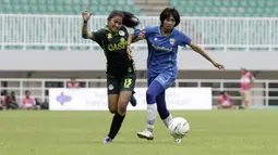 Gelandang Tira Persikabo, Safira Ika, berebut bola dengan bek Persib Bandung Putri, Desy Amelia, pada laga Liga 1 Putri di Stadion Pakansari, Bogor, Sabtu (28/12). Persib Putri juara Liga 1 Putri 2019.(Bola.com/Yoppy Renato)