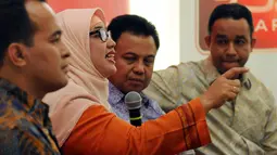 Perwakilan dari Federasi Serikat Guru Indonesia, Retno Listiyarti (kedua dari kiri) menyampaikan pendapatnya dalam diskusi "Mencari Kurikulum yang Maksimum" di Jakarta, (13/12/2014). (Liputan6.com/Helmi Fithriansyah)