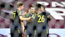 Pemain Stoke City Sam Vokes (tengah) melakukan selebrasi usai mencetak gol ke gawang Aston Villa pada pertandingan putaran keempat Piala Liga di Stadion Villa Park, Birmingham, Inggris, Kamis (1/10/2020). Stoke City mengalahkan Aston Villa 1-0. (Peter Powell/Pool via AP)