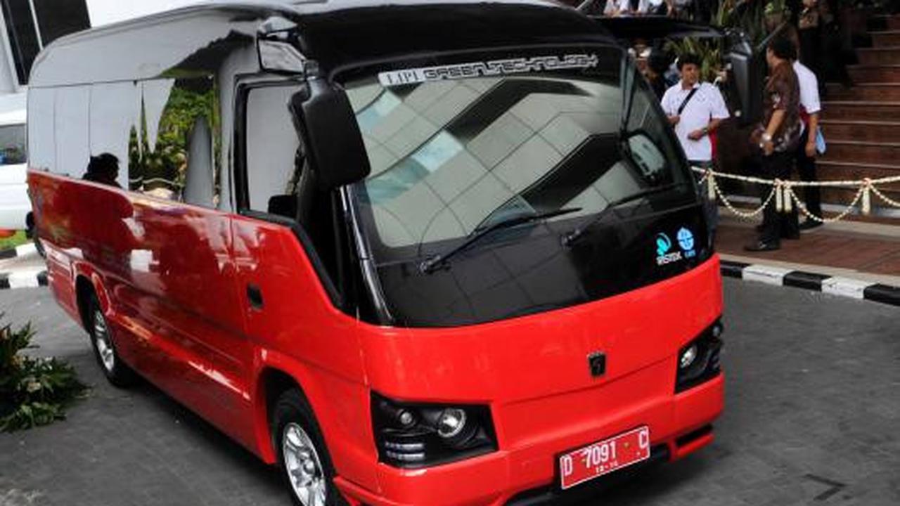 Menristek uji coba minibus listrik nasional