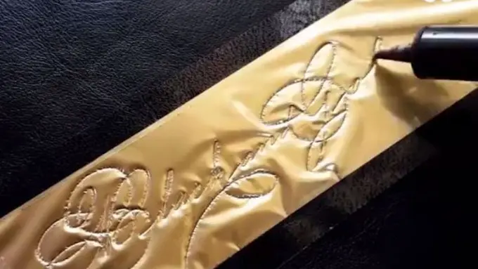 [Bintang] Seni Tulis di Bahan Kulit Ini Bikin Kamu Eyegasm Nggak Jelas!