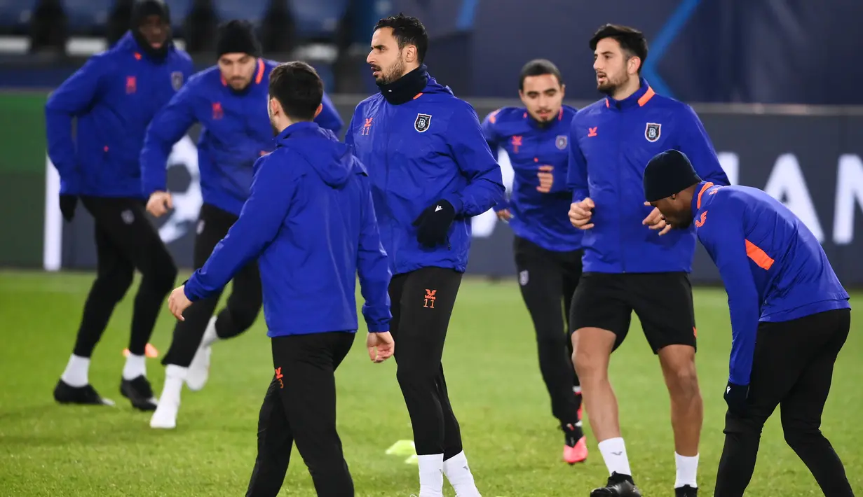 Gelandang Istanbul Basaksehir, Nacer Chadli (tengah) melakukan pemanasan saat mengikuti sesi latihan di Paris (7/12/2020). Istanbul Basaksehir akan bertanding melawan PSG pada grup H Liga Champions di Stadion Parc des Princes. (AFP/Franck Fife)