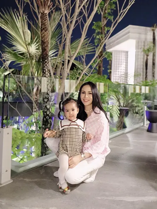 "Dia tau kalau misalnya mau ngedeketin aku hanya untuk main-main dan wasting my time, nggak usah," pungkasnya. (Instagram/therealmomogeisha)