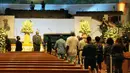 Para pelayat memberi penghormatan terakhir untuk George Floyd di Gereja Fountain of Praise, Houston, Amerika Serikat, Senin (8/6/2020). Memakai kualitas tertinggi, peti mati George Floyd berlapis emas 24 karat. (Xinhua/Steven Song)