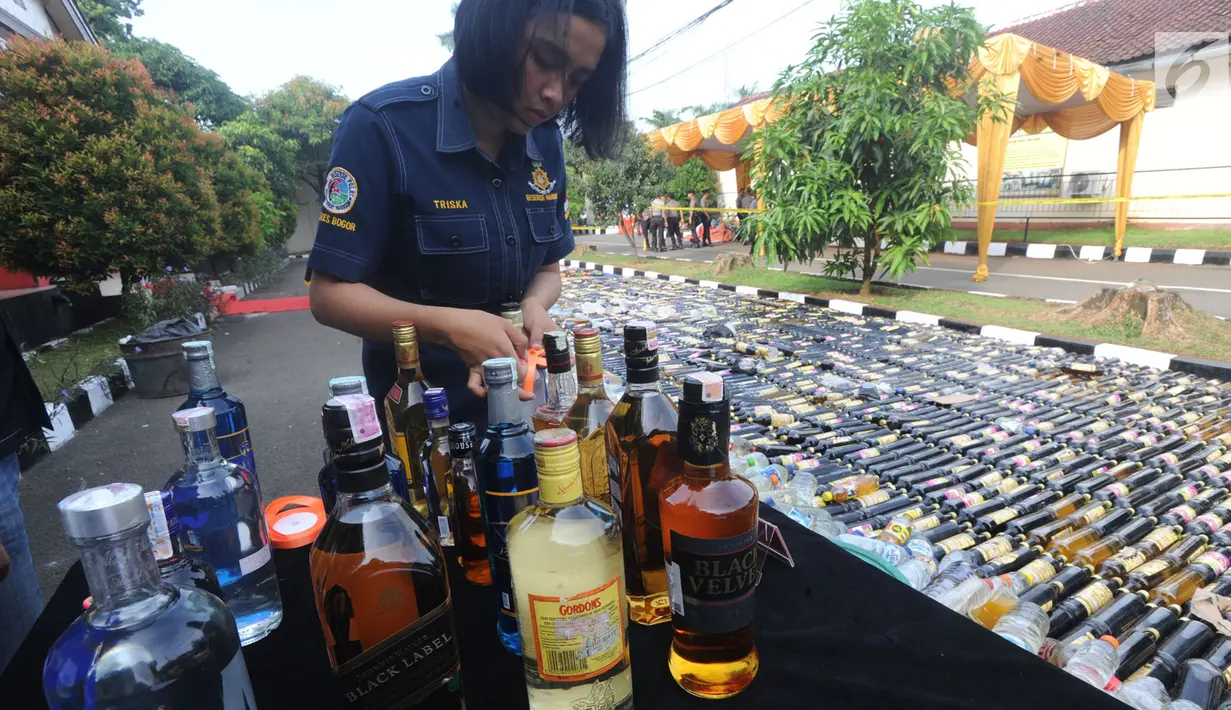 Sejumlah minuman keras kemasan botol dipajang sebelum dimusnahkan di halaman Polres Bogor, Cibinong, Kamis (17/5). Pemusnahan botol miras dalam rangka cipta kondisi keamanan dan ketertiban masyarakat selama bulan Ramadan. (Merdeka.com/Arie Basuki)