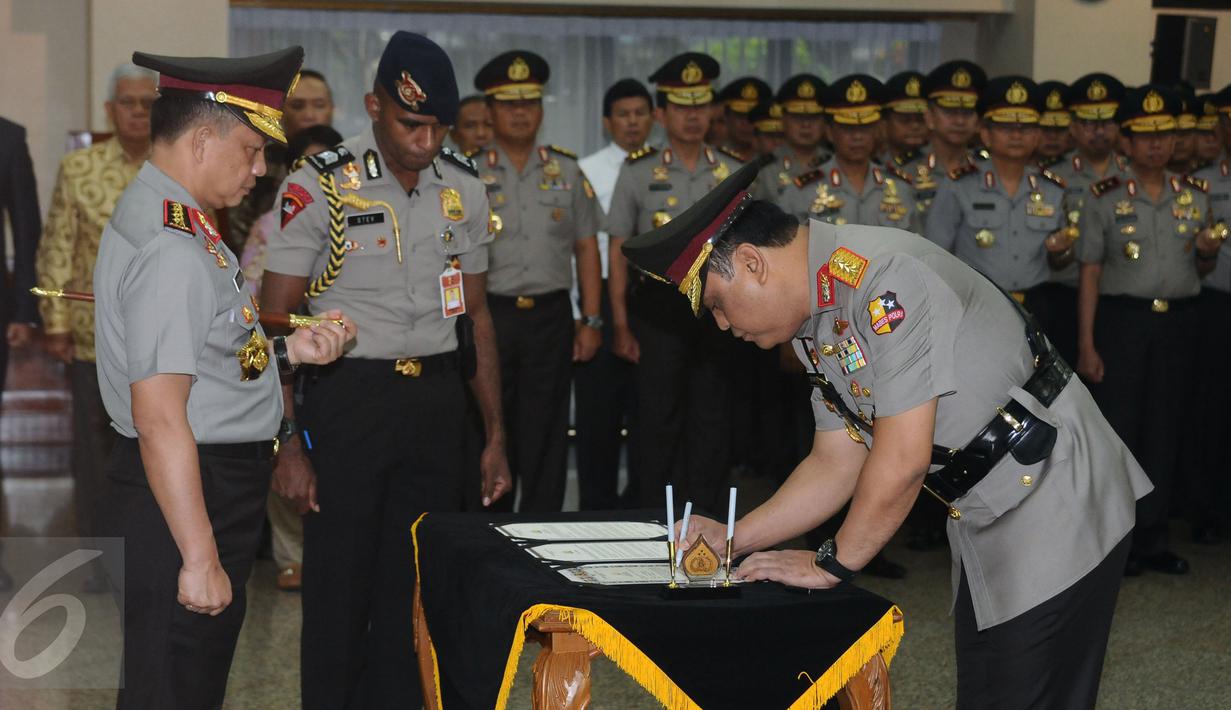 Komjen Pol Syafruddin (kanan) menandatangani nota jabatan Wakapolri disaksikan Kapolri Jenderal Pol Tito Karnavian di Mabes Polri, Jakarta, Sabtu (10/9). Komjen Pol Syafruddin menggantikan Budi Gunawan yang menjadi Ka BIN.(Liputan6.com/Helmi Fithriansyah)