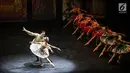 Pebalet Namarina Youth Dance (NYD) mementaskan karya bertajuk Anantari di Teater Jakarta, Taman Ismail Marzuki, Jakarta, Jumat (23/11). Kisah Anantari mengajak untuk menyelami kepekaan terhadap diri sendiri dan lingkungan. (Liputan6.com/Fery Pradolo)