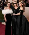 Reuni manis terjadi di karpet merah Golden Globe Awards 2026 saat Selena Gomez dan Miley Cyrus tampil berdampingan dengan aura bintang yang sama-sama kuat. [Dok/mileyssavage].
