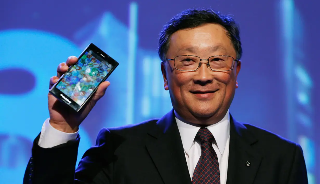 Chief Executive BlackBerry, John Chen, memegang smartphone Blackberry Z3 saat acara peluncuran di Jakarta, 13 Mei 2014. (REUTERS/Beawiharta)