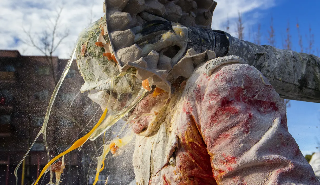 Orang-orang yang bersuka ria saling lempar tepung dan telur dalam festival Els Enfarinats, di kota Ibi dekat Alicante, Spanyol, Selasa (28/12/2021). Tradisi unik ini lahir untuk mengenang pertarungan memperebutkan kendali Kota Ibi di kawasan Spanyol, pada masa-masa silam. (AP Photo/Alberto Saiz)