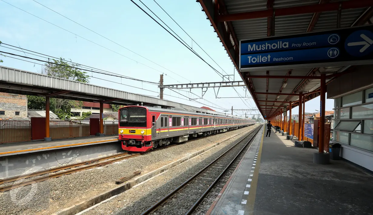 KRL commuter line tujuan Duri-Tangerang berhenti menurunkan penumpang di Stasiun Grogol, Jakarta, Selasa (16/6). 3 stasiun baru lintas Tangerang, yaitu stasiun Grogol, Taman Kota, dan Tanah Tinggi, mulai dioperasikan pagi ini. (Liputan6.com/Faizal Fanani)