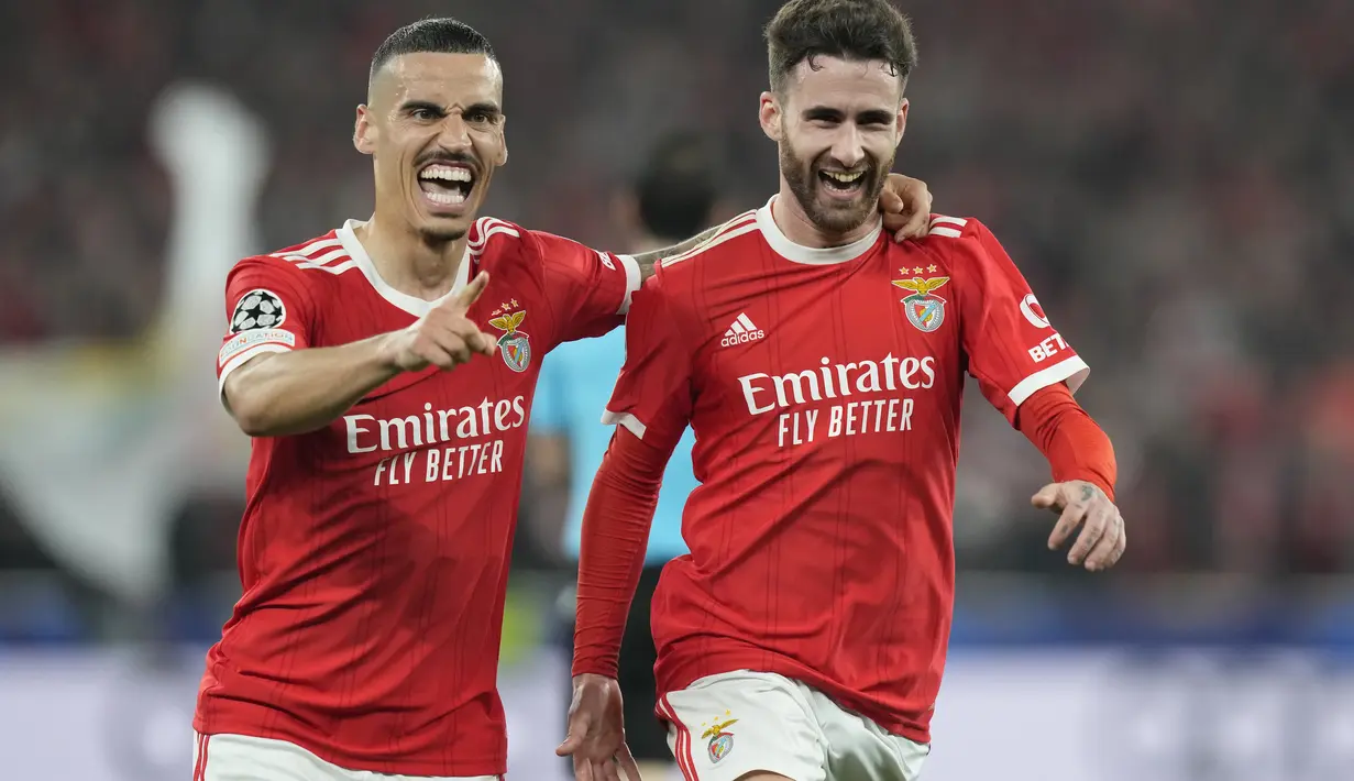 Gelandang Benfica, Rafa Silva (kanan) berselebrasi setelah mencetak gol ke gawang Club Brugge selama pertandingan babak 16 besar Liga Champions di stadion Luz di Lisbon, Portugal, Rabu (8/3/2023). Benfica menang telak atas Club Brugge 5-1 dengan agregat 7-1 sekaligus memastikan mereka lolos ke perempatfinal Liga Champions. (AP Photo/Armando Franca)