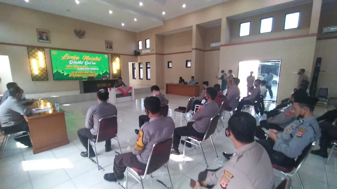 Puluhan anggota perwakilan tiap kesatuan dan polsek Tasikmalaya mengikuti penjelasan dalam lomba murotal alquran yang digelar Polres Tasikmalaya, Jawa Barat.